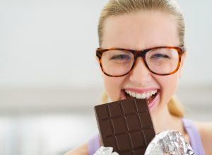 Devojka jede cokoladu